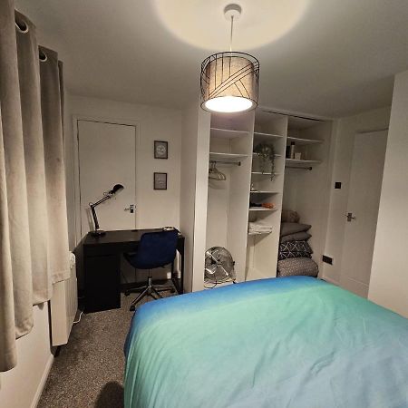 Entire Spacious Modern One Bedroom House Swindon Eksteriør billede
